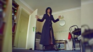 Bruneta milf cu țâțe mari Sarah Beattie, în ciorapi și tocuri înalte, futută într-un gangbang anal dur