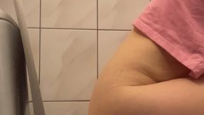 a lot of brown and juicy pleasure, the ass literally falls into the toilet!