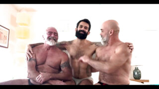 Urso tatuado e gostosão tem o cu arrombado sem camisinha por um pau enorme em ménage à trois amador com direito a boquetes e sexo anal.