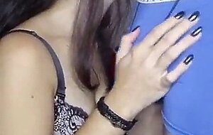 Novinha safada engole tudo no boquete e leva gozada quente no peito