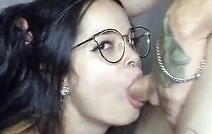 Novinha safada engole tudo no boquete e leva gozada quente no peito