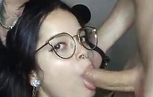 Novinha safada engole tudo no boquete e leva gozada quente no peito