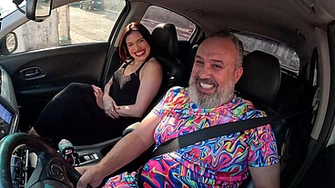 A maravilhosa Deby Ferrari estrou na carona e deu muito o cuzinho no carro