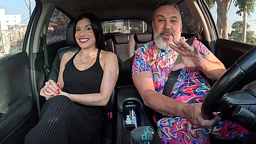A maravilhosa Deby Ferrari estrou na carona e deu muito o cuzinho no carro
