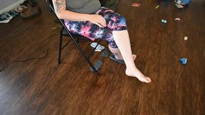 Rhea makes me her foot rest while busting my balls (720)