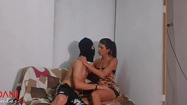 Daniela Santos passando nas ruas de São Paulo encontra um amigo e tudo acaba em sexo