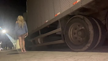 CAMINHONEIRO CASADO FUDENDO O CUZINHO DA SAFADA BAREBACK