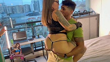 Cuckqueen safada presenteia seu marido com uma amiga gostosa. Sentei gostoso no pauzão do marido dela, ele arregaçou minha buceta e a corna assistiu tudo.