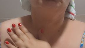 Fresh After Shower – Red Lipstick, Lip Gloss & Glass Play.