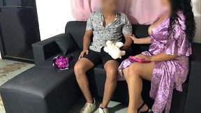 Llego temprano a casa de mi novia y mi suegra esta solita muy cachonda