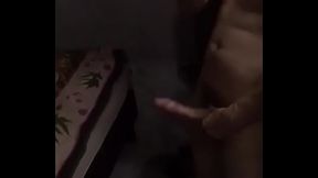 Argentino pijudo y musculoso frente al espejo