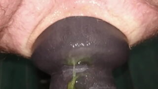 Een geile homoseksuele bottom neukt zichzelf diep met een anaalplug.