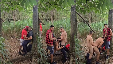 COMI O CUZINHO DO PAI DE FAMÍLIA NO MATO ATRÁS DO CAMPO DE FUTEBOOL
