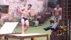 BBB15 Cezar e Luan jogando bola de sunga