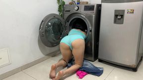 Mi Hermanastra Queda Atorada En La Lavadora, Me Pongo Caliente Viendo Su Rico Culo Y Termino Metiendole Mi Rica Verga.