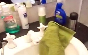 Couple amateur dans la salle de bains fellation