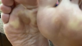 STEAM COMING FROM HER HOT AND STINKY GYM FEET FOG THE CAMERA - MP4 MOB