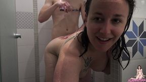 14 minutes 38 baise sous la douche ! une douche en duos c est toujours ...