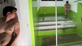 follo con la vecina en la ducha