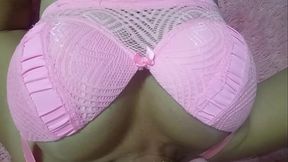 Foi brinca com minha buceta rosa .no meu antigo quarto de boneca onde tudo &eacute_ rosa.