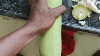 POV aus der öffentlichen Toilette: Behaarte indische Amateure lassen sich ihre Ärsche hart durchbohren