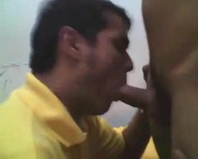 Chupando a Beto: Mamada Amateur de Twink Latino