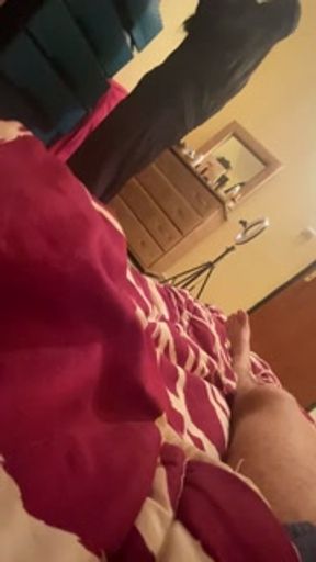 سعوديه قحبه تخون زوجها مع اي واحد عشان بتعشق الزبونيك