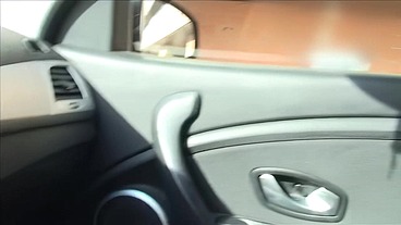 Mi novia masturbandose en el coche