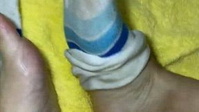 Juliette_rj taking off sweaty dirty socks and oiling her feet - MOBILE - OILED FEET – DIRTY SOCKS – SMELLY FEET – SWEATY FEET – SMELL ORDERS – FEET MASSAGE – RED NAILS – FEET TEASING