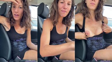 Je me gode le cul dans ma voiture sur un parking