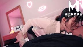 ModelMedia Asia - Lip-to-lip exchange of love