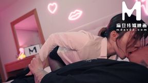 ModelMedia Asia - Lip-to-lip exchange of love