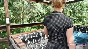 Wanilianna speelt met haar grote tieten in de natuur