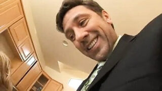 Duża dupa dziwka przyjmuje podwójną penetrację w ciasne dziurki