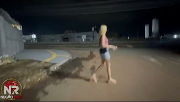 Essa Novinha n&atilde_o perdeu tempo caiu de boca no pau desse neg&atilde_o enquanto andava de carro pela cidade