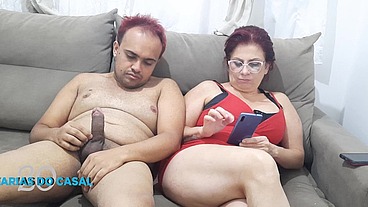 Dona de casa mexendo no ceular