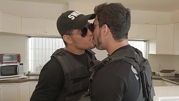 Fui fazer uma operação da SWAT na casa de um bandido, adrenalina virou tesão e acabei comendo meu colega de farda.