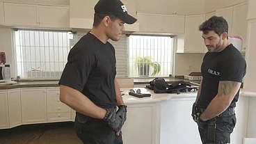 Fui fazer uma operação da SWAT na casa de um bandido, adrenalina virou tesão e acabei comendo meu colega de farda.