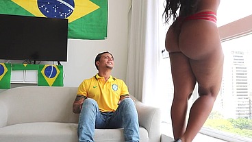 GABRIELLA ANDRADE NO ESQUENTA ANTES DA SELEÇÃO ENTRAR EM CAMPO ELA VAI BATENDO UM BOLÃO