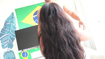 GABRIELLA ANDRADE NO ESQUENTA ANTES DA SELEÇÃO ENTRAR EM CAMPO ELA VAI BATENDO UM BOLÃO