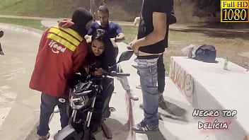 Comi a gostosa na pra&ccedil_a, em cima da moto, com v&aacute_rios outros homens