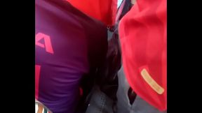 Se agarra el bulto mientras lo grabo