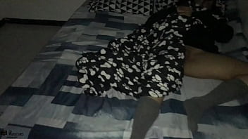 Cachondo hermanastro folla el co&ntilde_o de Mafer mientras ella esta en  su siesta PARTE 1