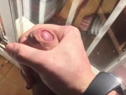 mientras me miran me pajeo en casa de un amigo