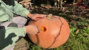 Ich Ficke meinen Riesen Halloween Kürbis und spritze auf ihn ab 2024