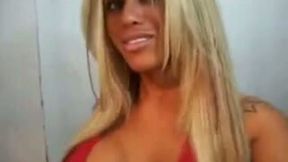 Curvy shemale with pierced navel knows how to put on a good webcam show