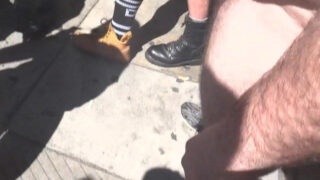 Adegan panas di tempat umum, para pria muda (twink) mengisap penis yang baru saja keluar dari anus.