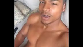 PRETO BATENDO UMA PUNHETA NO SOFA