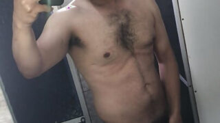 Amatérský medvěd dostane do zadku bušený velkým ptákem v sólové scéně honění a masturbace s masivním výstřikem