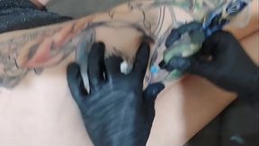 Tatuagem  Feita Com Plug Anal No Cuzinho.